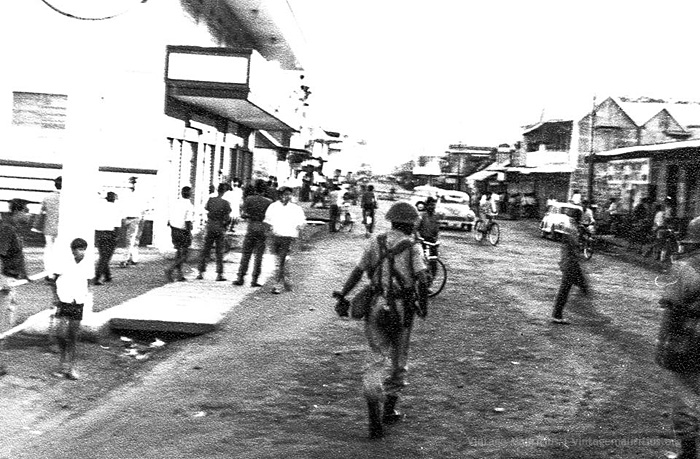 Rioting in Port Louis - Desforges Street - 1967 (Courtesy: Alasdair Ward)